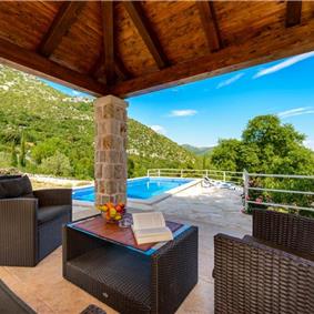 2 bedroom villa with pool and mountain views near Orašac, sleeps 4